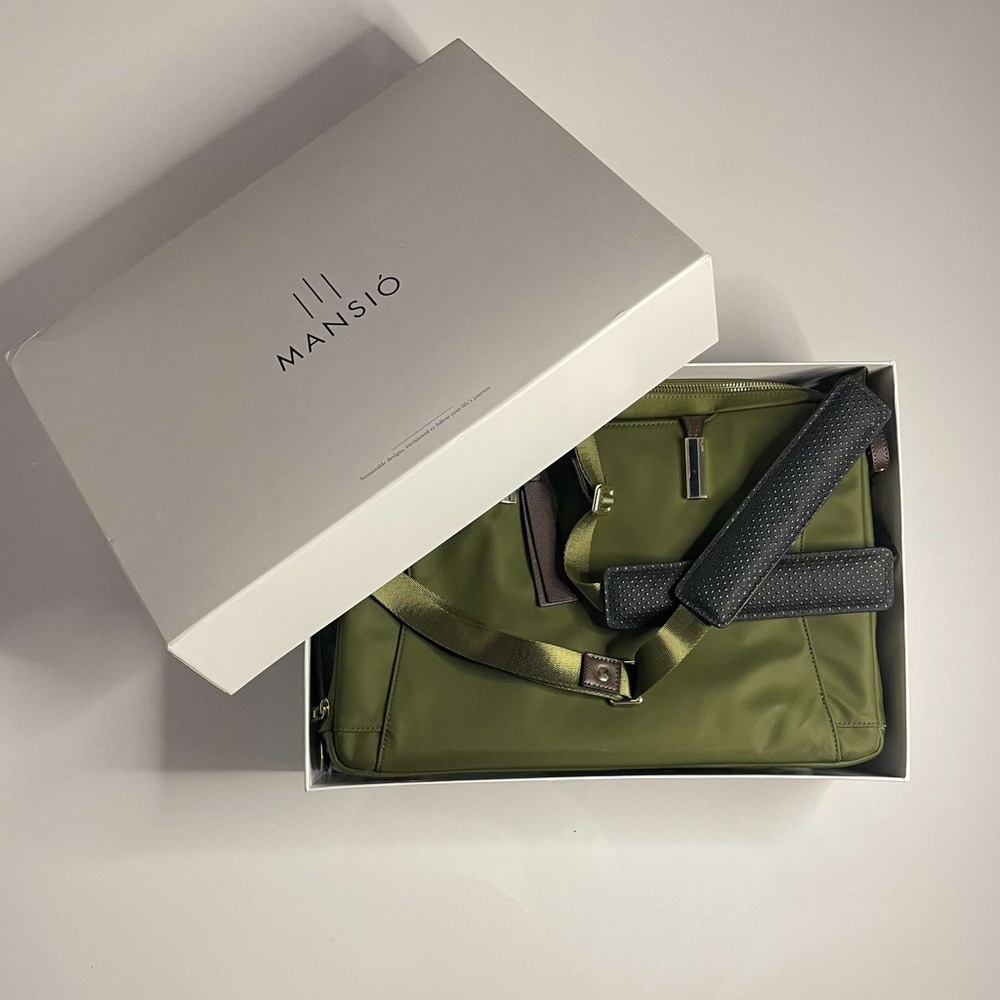 La Mansio olive green shoulder bag/backpack/versatile NWT
